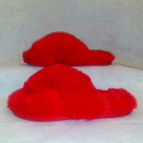 ☘️NWOT Red faux fur slippers by cat and jack - Picture 8 of 8